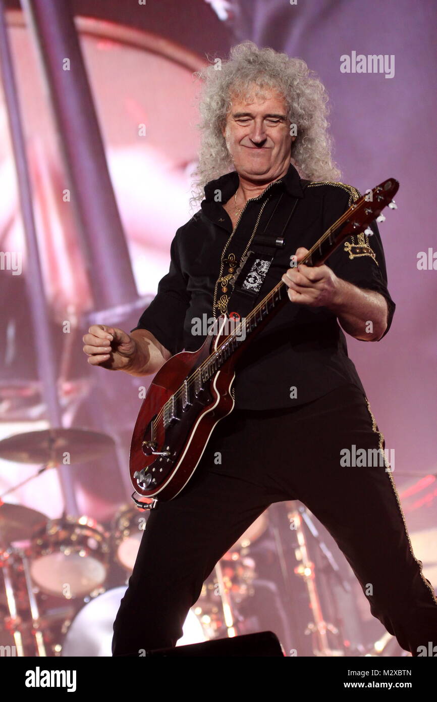 Frankfurt am Main, Deutschland. 7. Feb 2015. Queen + Adam Lambert, die Zusammenarbeit zwischen den aktiven Mitgliedern der britischen Rockband Queen (Brian May und Roger Taylor) und amerikanischen Sänger Adam Lambert. Konzert in der Festhalle Frankfurt, Deutschland. Hier: Brian May. Credit: Christian Lademann Stockfoto