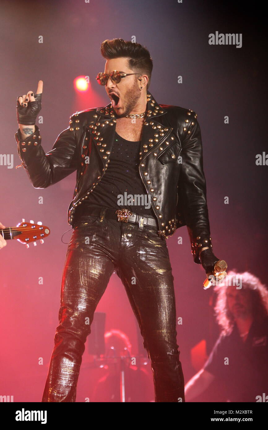 Frankfurt am Main, Deutschland. 7. Feb 2015. Queen + Adam Lambert, die Zusammenarbeit zwischen den aktiven Mitgliedern der britischen Rockband Queen (Brian May und Roger Taylor) und amerikanischen Sänger Adam Lambert. Konzert in der Festhalle Frankfurt, Deutschland. Hier: Adam Lambert. Credit: Christian Lademann Stockfoto