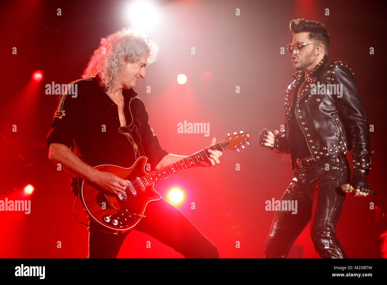 Frankfurt am Main, Deutschland. 7. Feb 2015. Queen + Adam Lambert, die Zusammenarbeit zwischen den aktiven Mitgliedern der britischen Rockband Queen (Brian May und Roger Taylor) und amerikanischen Sänger Adam Lambert. Konzert in der Festhalle Frankfurt, Deutschland. Hier: Brian May, Adam Lambert. Credit: Christian Lademann Stockfoto