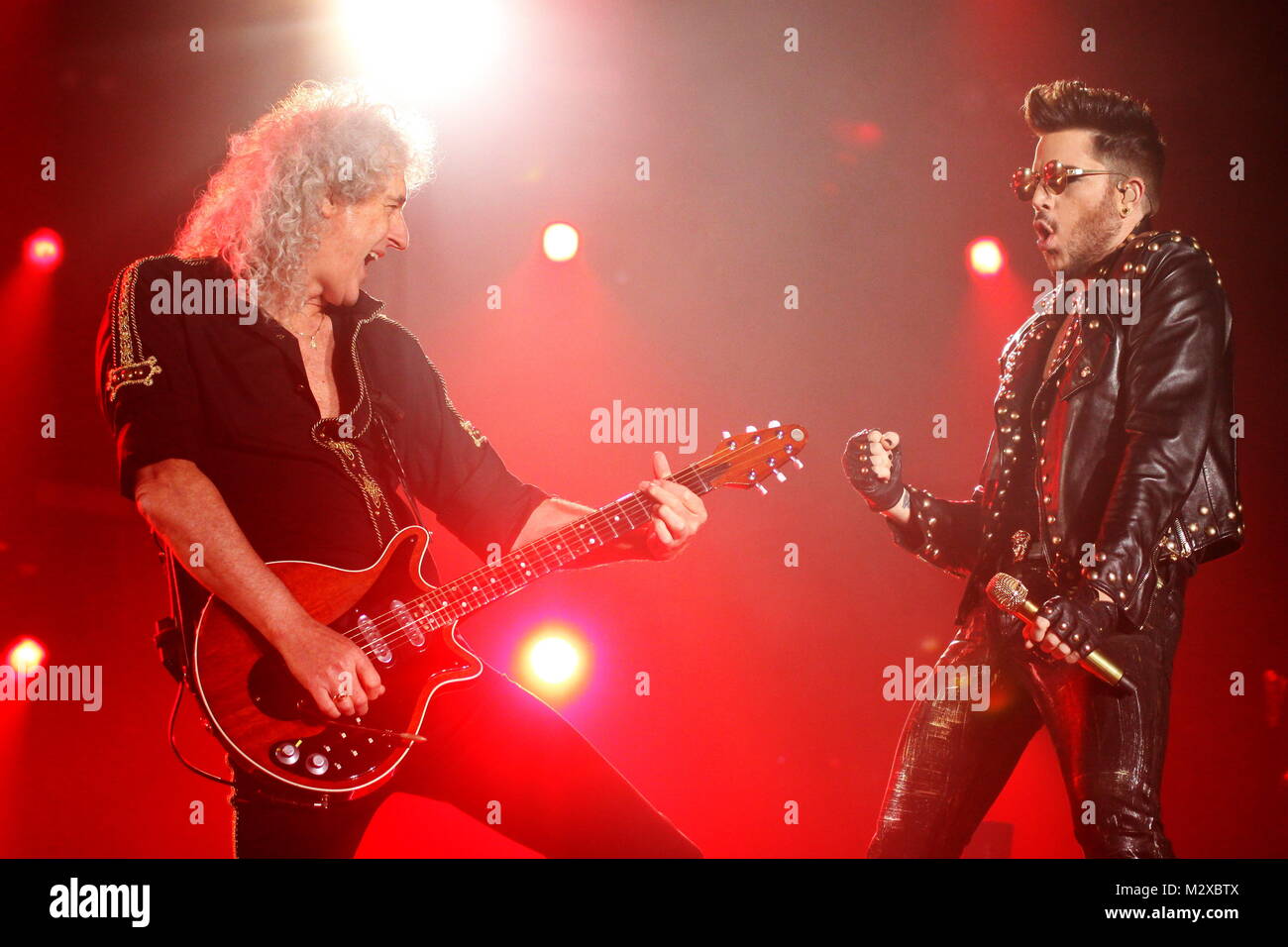 Frankfurt am Main, Deutschland. 7. Feb 2015. Queen + Adam Lambert, die Zusammenarbeit zwischen den aktiven Mitgliedern der britischen Rockband Queen (Brian May und Roger Taylor) und amerikanischen Sänger Adam Lambert. Konzert in der Festhalle Frankfurt, Deutschland. Hier: Brian May, Adam Lambert. Credit: Christian Lademann Stockfoto