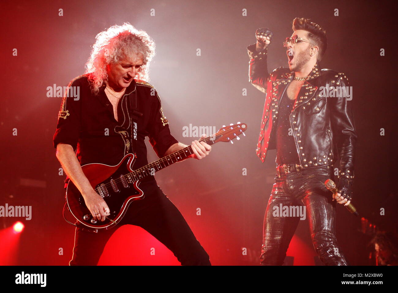 Frankfurt am Main, Deutschland. 7. Feb 2015. Queen + Adam Lambert, die Zusammenarbeit zwischen den aktiven Mitgliedern der britischen Rockband Queen (Brian May und Roger Taylor) und amerikanischen Sänger Adam Lambert. Konzert in der Festhalle Frankfurt, Deutschland. Hier: Brian May, Adam Lambert. Credit: Christian Lademann Stockfoto