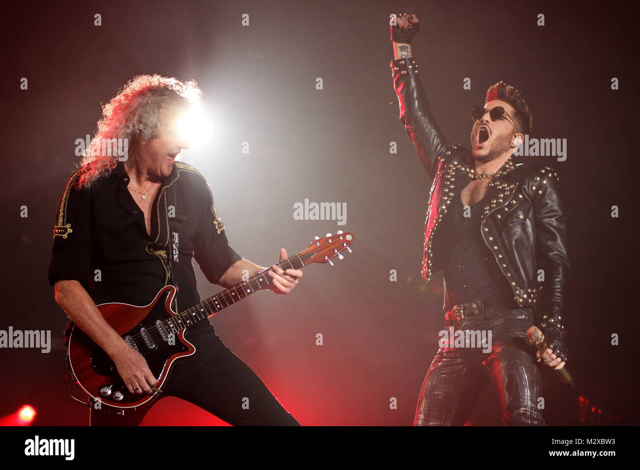 Frankfurt am Main, Deutschland. 7. Feb 2015. Queen + Adam Lambert, die Zusammenarbeit zwischen den aktiven Mitgliedern der britischen Rockband Queen (Brian May und Roger Taylor) und amerikanischen Sänger Adam Lambert. Konzert in der Festhalle Frankfurt, Deutschland. Hier: Brian May, Adam Lambert. Credit: Christian Lademann Stockfoto