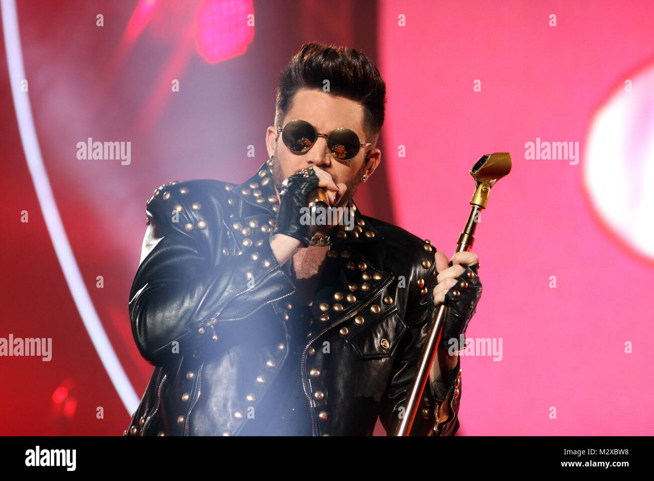 Frankfurt am Main, Deutschland. 7. Feb 2015. Queen + Adam Lambert, die Zusammenarbeit zwischen den aktiven Mitgliedern der britischen Rockband Queen (Brian May und Roger Taylor) und amerikanischen Sänger Adam Lambert. Konzert in der Festhalle Frankfurt, Deutschland. Hier: Adam Lambert. Credit: Christian Lademann Stockfoto