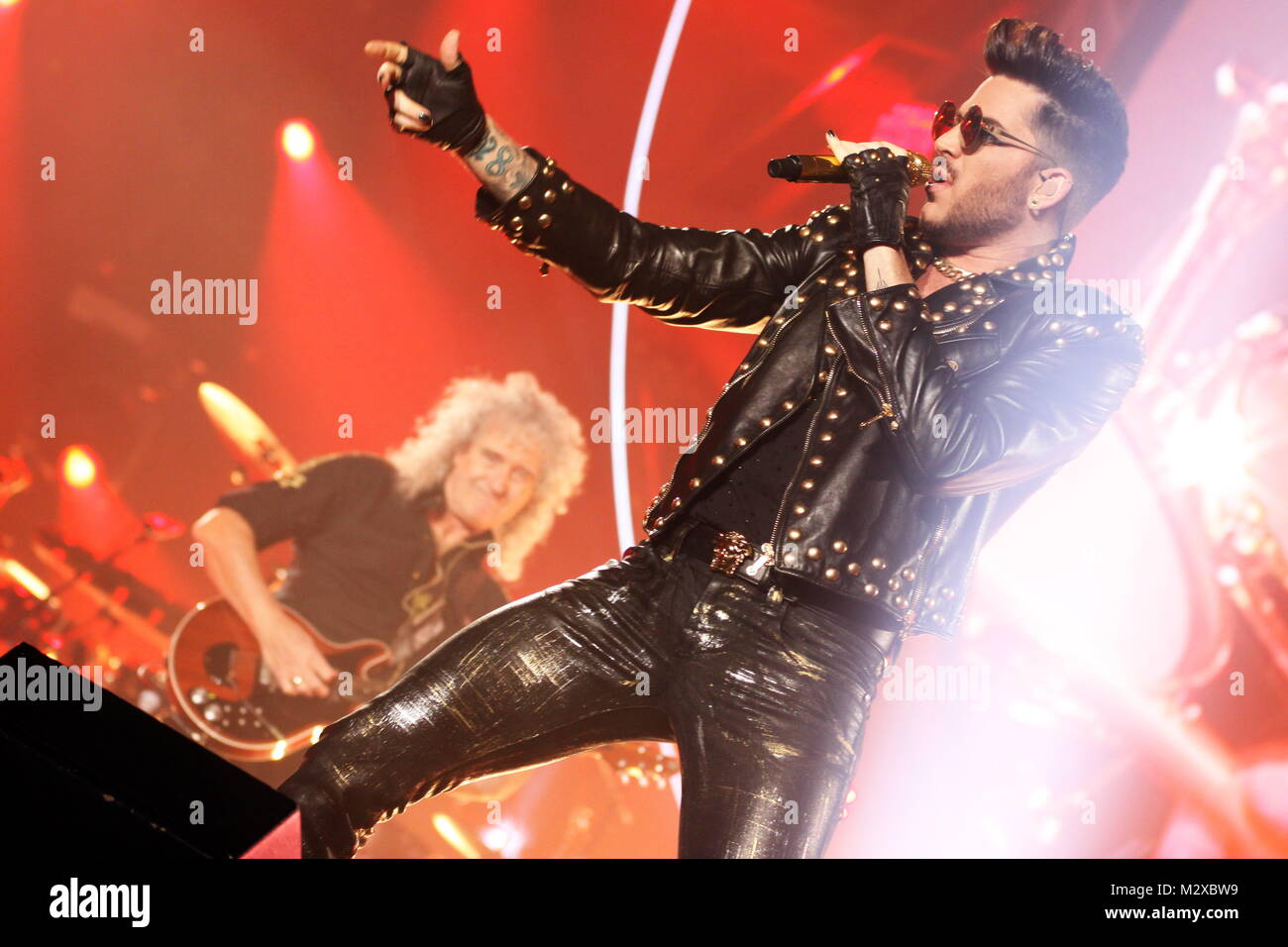 Frankfurt am Main, Deutschland. 7. Feb 2015. Queen + Adam Lambert, die Zusammenarbeit zwischen den aktiven Mitgliedern der britischen Rockband Queen (Brian May und Roger Taylor) und amerikanischen Sänger Adam Lambert. Konzert in der Festhalle Frankfurt, Deutschland. Hier: Adam Lambert (vorne), Brian May (hinten). Credit: Christian Lademann Stockfoto