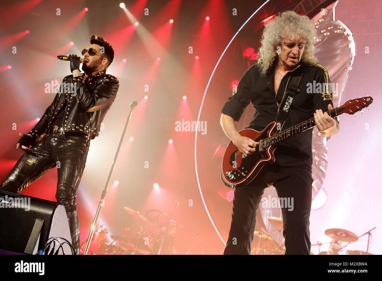 Frankfurt am Main, Deutschland. 7. Feb 2015. Queen + Adam Lambert, die Zusammenarbeit zwischen den aktiven Mitgliedern der britischen Rockband Queen (Brian May und Roger Taylor) und amerikanischen Sänger Adam Lambert. Konzert in der Festhalle Frankfurt, Deutschland. Hier: Adam Lambert, Brian May. Credit: Christian Lademann Stockfoto