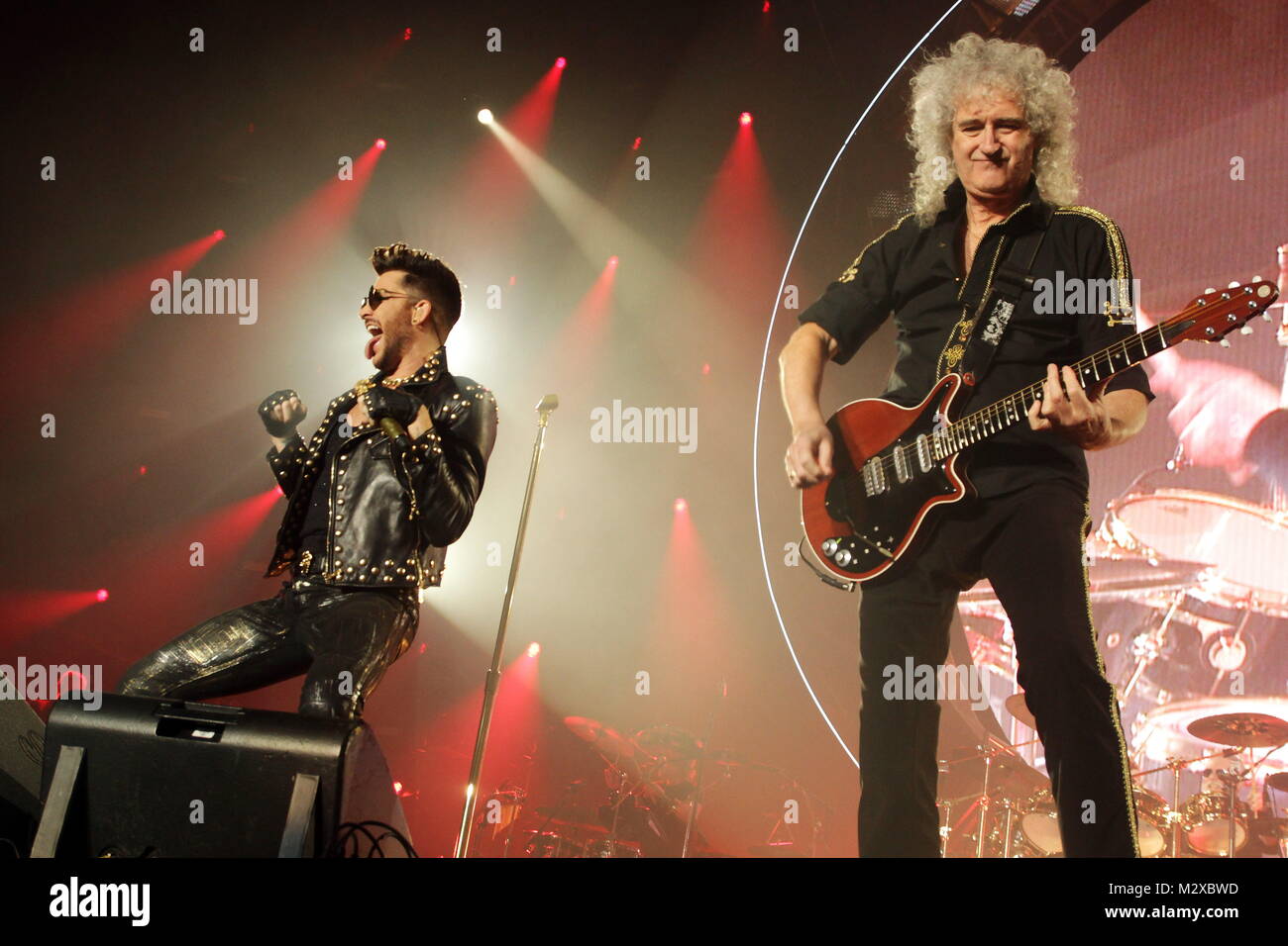 Frankfurt am Main, Deutschland. 7. Feb 2015. Queen + Adam Lambert, die Zusammenarbeit zwischen den aktiven Mitgliedern der britischen Rockband Queen (Brian May und Roger Taylor) und amerikanischen Sänger Adam Lambert. Konzert in der Festhalle Frankfurt, Deutschland. Hier: Adam Lambert, Brian May. Credit: Christian Lademann Stockfoto