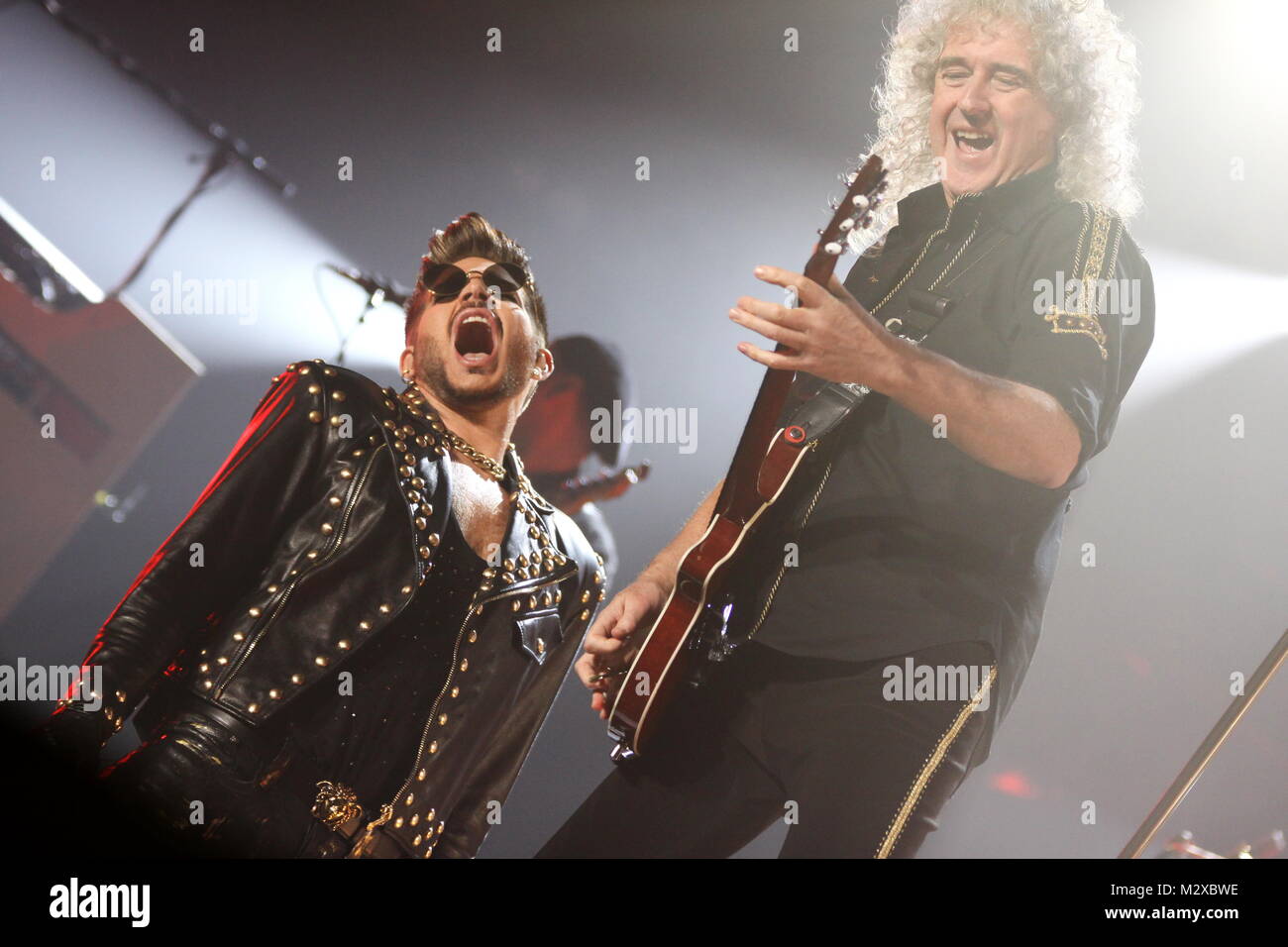 Frankfurt am Main, Deutschland. 7. Feb 2015. Queen + Adam Lambert, die Zusammenarbeit zwischen den aktiven Mitgliedern der britischen Rockband Queen (Brian May und Roger Taylor) und amerikanischen Sänger Adam Lambert. Konzert in der Festhalle Frankfurt, Deutschland. Hier: Adam Lambert, Brian May. Credit: Christian Lademann Stockfoto