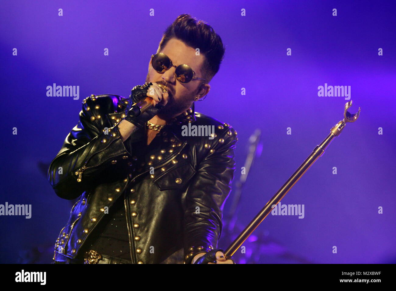 Frankfurt am Main, Deutschland. 7. Feb 2015. Queen + Adam Lambert, die Zusammenarbeit zwischen den aktiven Mitgliedern der britischen Rockband Queen (Brian May und Roger Taylor) und amerikanischen Sänger Adam Lambert. Konzert in der Festhalle Frankfurt, Deutschland. Hier: Adam Lambert. Credit: Christian Lademann Stockfoto