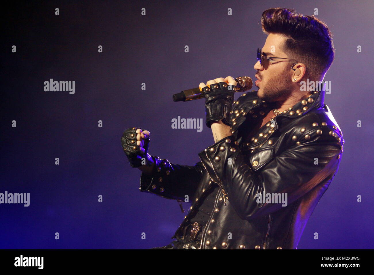 Frankfurt am Main, Deutschland. 7. Feb 2015. Queen + Adam Lambert, die Zusammenarbeit zwischen den aktiven Mitgliedern der britischen Rockband Queen (Brian May und Roger Taylor) und amerikanischen Sänger Adam Lambert. Konzert in der Festhalle Frankfurt, Deutschland. Hier: Adam Lambert. Credit: Christian Lademann Stockfoto