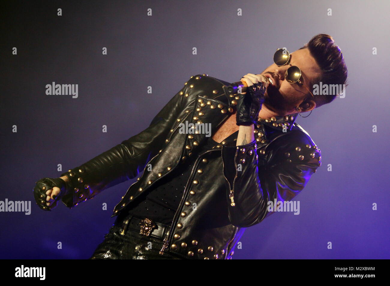 Frankfurt am Main, Deutschland. 7. Feb 2015. Queen + Adam Lambert, die Zusammenarbeit zwischen den aktiven Mitgliedern der britischen Rockband Queen (Brian May und Roger Taylor) und amerikanischen Sänger Adam Lambert. Konzert in der Festhalle Frankfurt, Deutschland. Hier: Adam Lambert. Credit: Christian Lademann Stockfoto