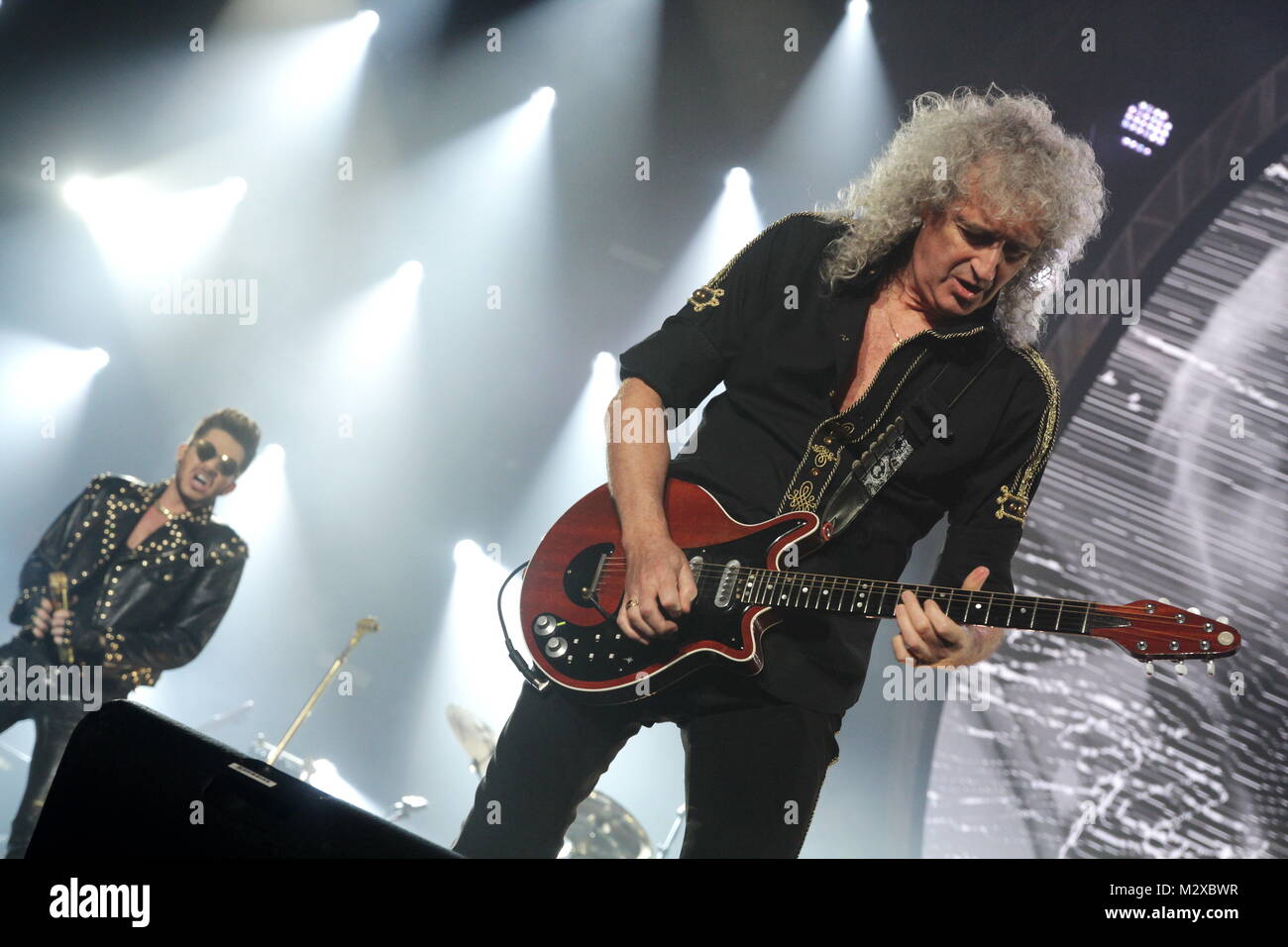 Frankfurt am Main, Deutschland. 7. Feb 2015. Queen + Adam Lambert, die Zusammenarbeit zwischen den aktiven Mitgliedern der britischen Rockband Queen (Brian May und Roger Taylor) und amerikanischen Sänger Adam Lambert. Konzert in der Festhalle Frankfurt, Deutschland. Hier: Brian May (R), Adam Lambert (L). Credit: Christian Lademann Stockfoto