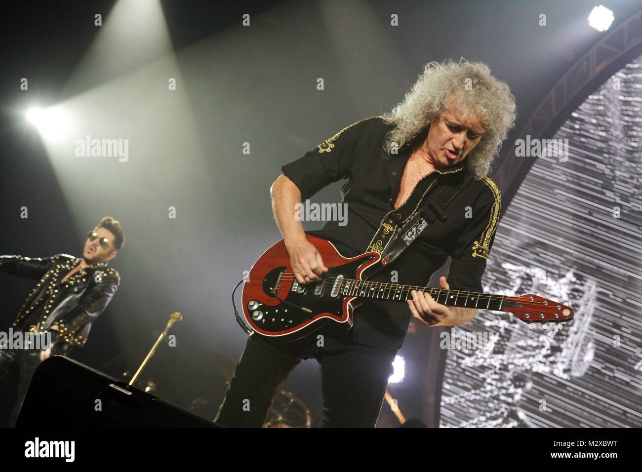 Frankfurt am Main, Deutschland. 7. Feb 2015. Queen + Adam Lambert, die Zusammenarbeit zwischen den aktiven Mitgliedern der britischen Rockband Queen (Brian May und Roger Taylor) und amerikanischen Sänger Adam Lambert. Konzert in der Festhalle Frankfurt, Deutschland. Hier: Brian May (R), Adam Lambert (L). Credit: Christian Lademann Stockfoto