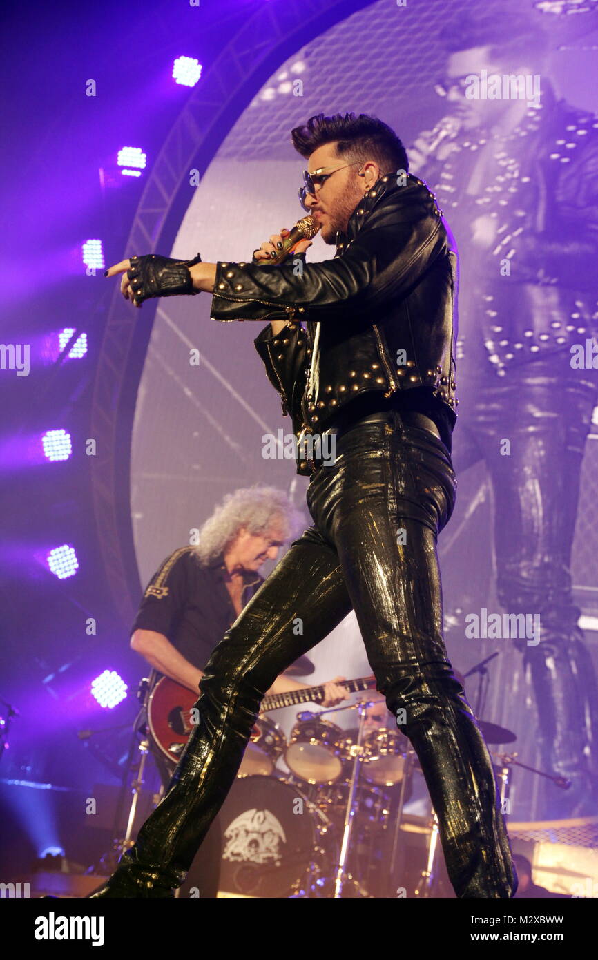 Frankfurt am Main, Deutschland. 7. Feb 2015. Queen + Adam Lambert, die Zusammenarbeit zwischen den aktiven Mitgliedern der britischen Rockband Queen (Brian May und Roger Taylor) und amerikanischen Sänger Adam Lambert. Konzert in der Festhalle Frankfurt, Deutschland. Hier: Adam Lambert (vorne), Brian May und Roger Taylor (hinten). Credit: Christian Lademann Stockfoto