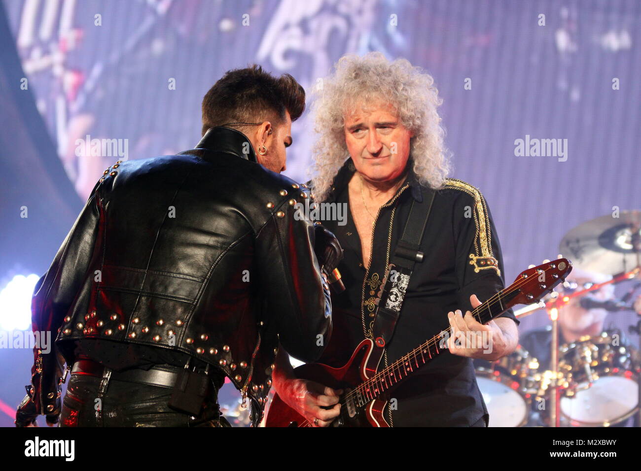 Frankfurt am Main, Deutschland. 7. Feb 2015. Queen + Adam Lambert, die Zusammenarbeit zwischen den aktiven Mitgliedern der britischen Rockband Queen (Brian May und Roger Taylor) und amerikanischen Sänger Adam Lambert. Konzert in der Festhalle Frankfurt, Deutschland. Hier: Adam Lambert, Brian May. Credit: Christian Lademann Stockfoto