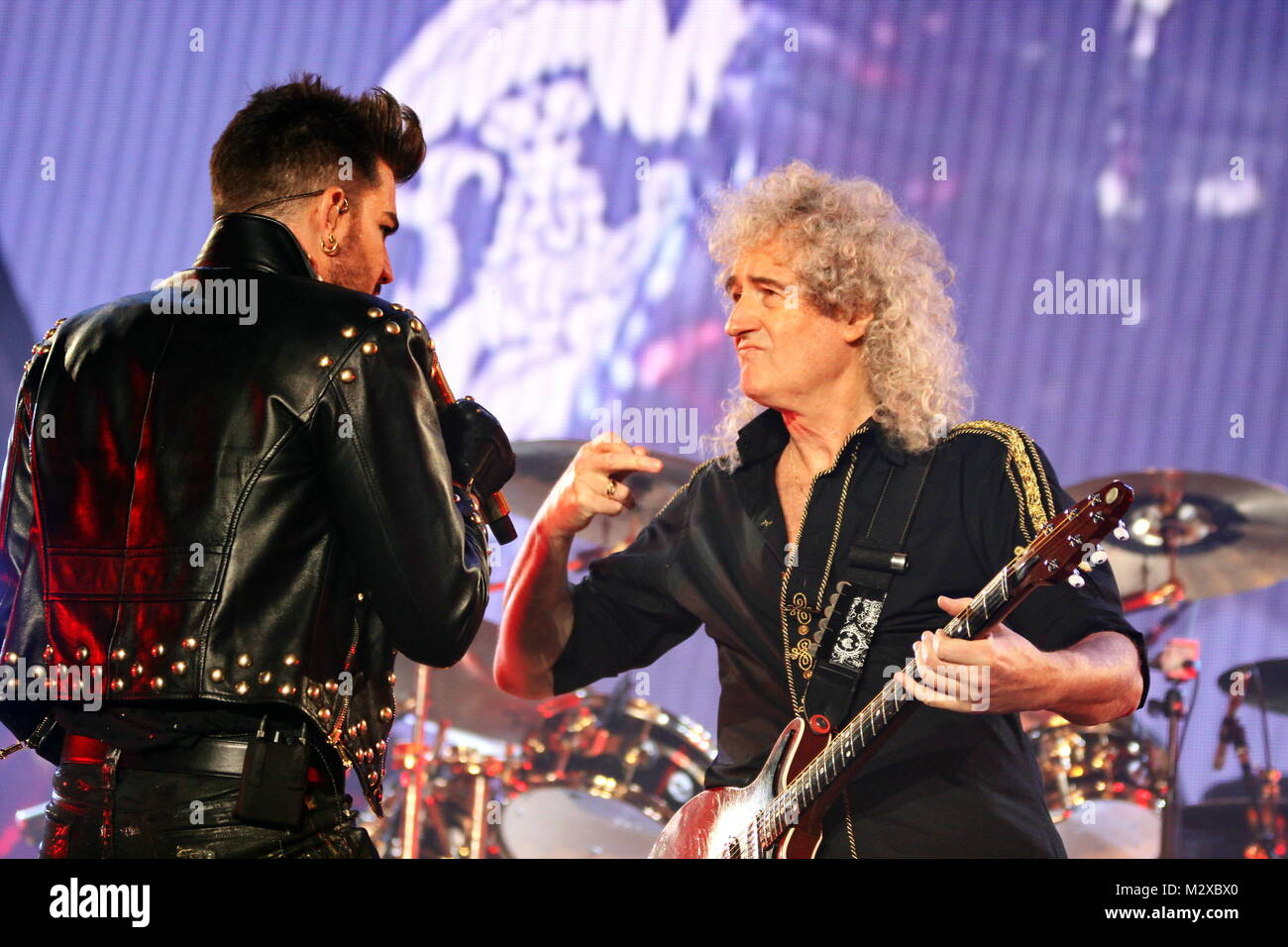 Frankfurt am Main, Deutschland. 7. Feb 2015. Queen + Adam Lambert, die Zusammenarbeit zwischen den aktiven Mitgliedern der britischen Rockband Queen (Brian May und Roger Taylor) und amerikanischen Sänger Adam Lambert. Konzert in der Festhalle Frankfurt, Deutschland. Hier: Adam Lambert, Brian May. Credit: Christian Lademann Stockfoto