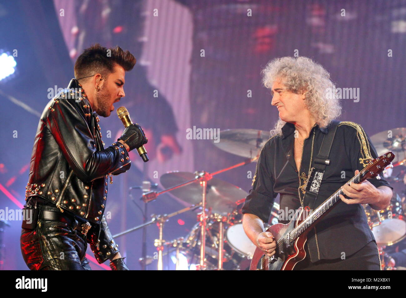 Frankfurt am Main, Deutschland. 7. Feb 2015. Queen + Adam Lambert, die Zusammenarbeit zwischen den aktiven Mitgliedern der britischen Rockband Queen (Brian May und Roger Taylor) und amerikanischen Sänger Adam Lambert. Konzert in der Festhalle Frankfurt, Deutschland. Hier: Adam Lambert, Brian May. Credit: Christian Lademann Stockfoto