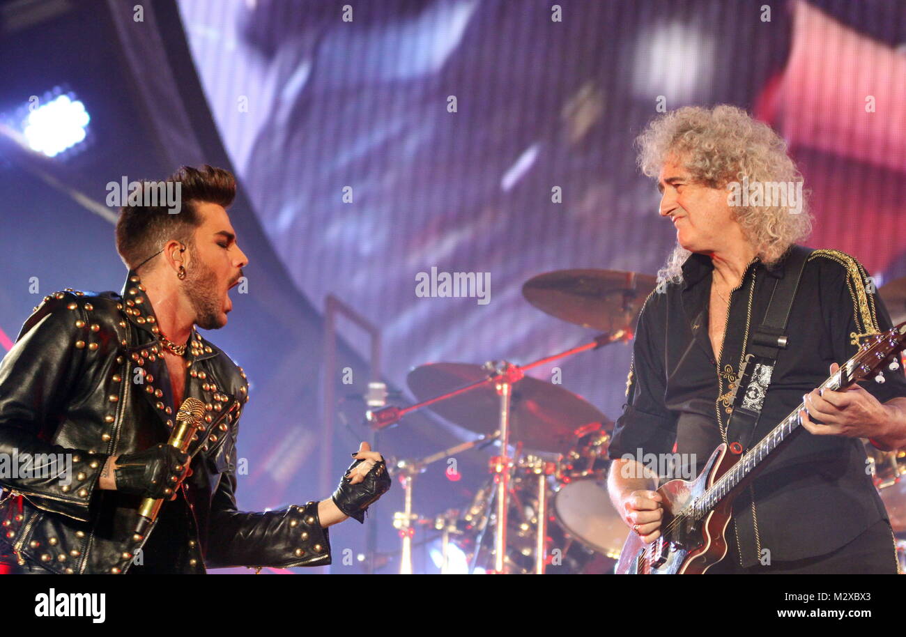 Frankfurt am Main, Deutschland. 7. Feb 2015. Queen + Adam Lambert, die Zusammenarbeit zwischen den aktiven Mitgliedern der britischen Rockband Queen (Brian May und Roger Taylor) und amerikanischen Sänger Adam Lambert. Konzert in der Festhalle Frankfurt, Deutschland. Hier: Adam Lambert, Brian May. Credit: Christian Lademann Stockfoto