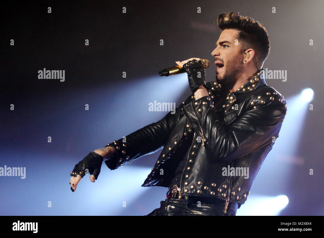Frankfurt am Main, Deutschland. 7. Feb 2015. Queen + Adam Lambert, die Zusammenarbeit zwischen den aktiven Mitgliedern der britischen Rockband Queen (Brian May und Roger Taylor) und amerikanischen Sänger Adam Lambert. Konzert in der Festhalle Frankfurt, Deutschland. Hier: Adam Lambert. Credit: Christian Lademann Stockfoto