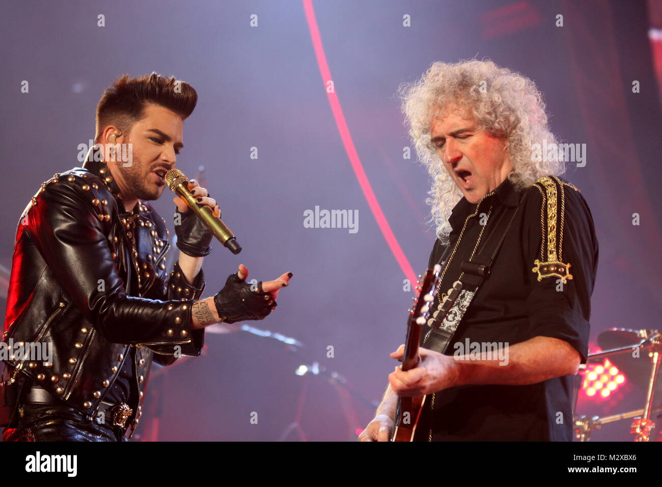 Frankfurt am Main, Deutschland. 7. Feb 2015. Queen + Adam Lambert, die Zusammenarbeit zwischen den aktiven Mitgliedern der britischen Rockband Queen (Brian May und Roger Taylor) und amerikanischen Sänger Adam Lambert. Konzert in der Festhalle Frankfurt, Deutschland. Hier: Adam Lambert, Brian May. Credit: Christian Lademann Stockfoto