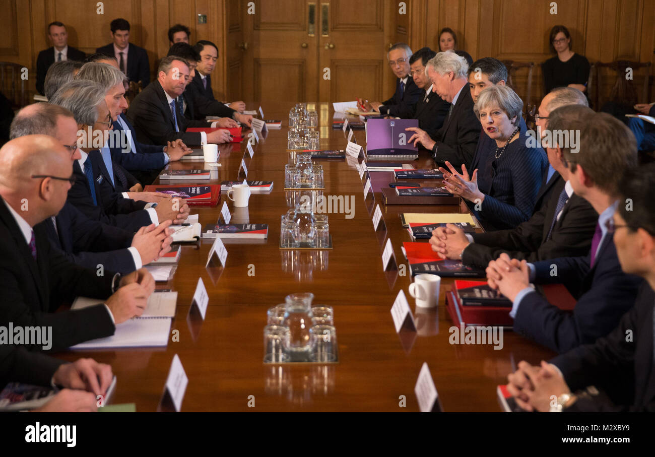 Premierminister Theresa May spricht als sie bewirtet ein roundtable mit japanischen Investoren in Großbritannien bei 10 Downing Street in London unter Interessen, dass Investitionen in Milliardenhöhe sind in Gefahr, weil der Brexit. Stockfoto