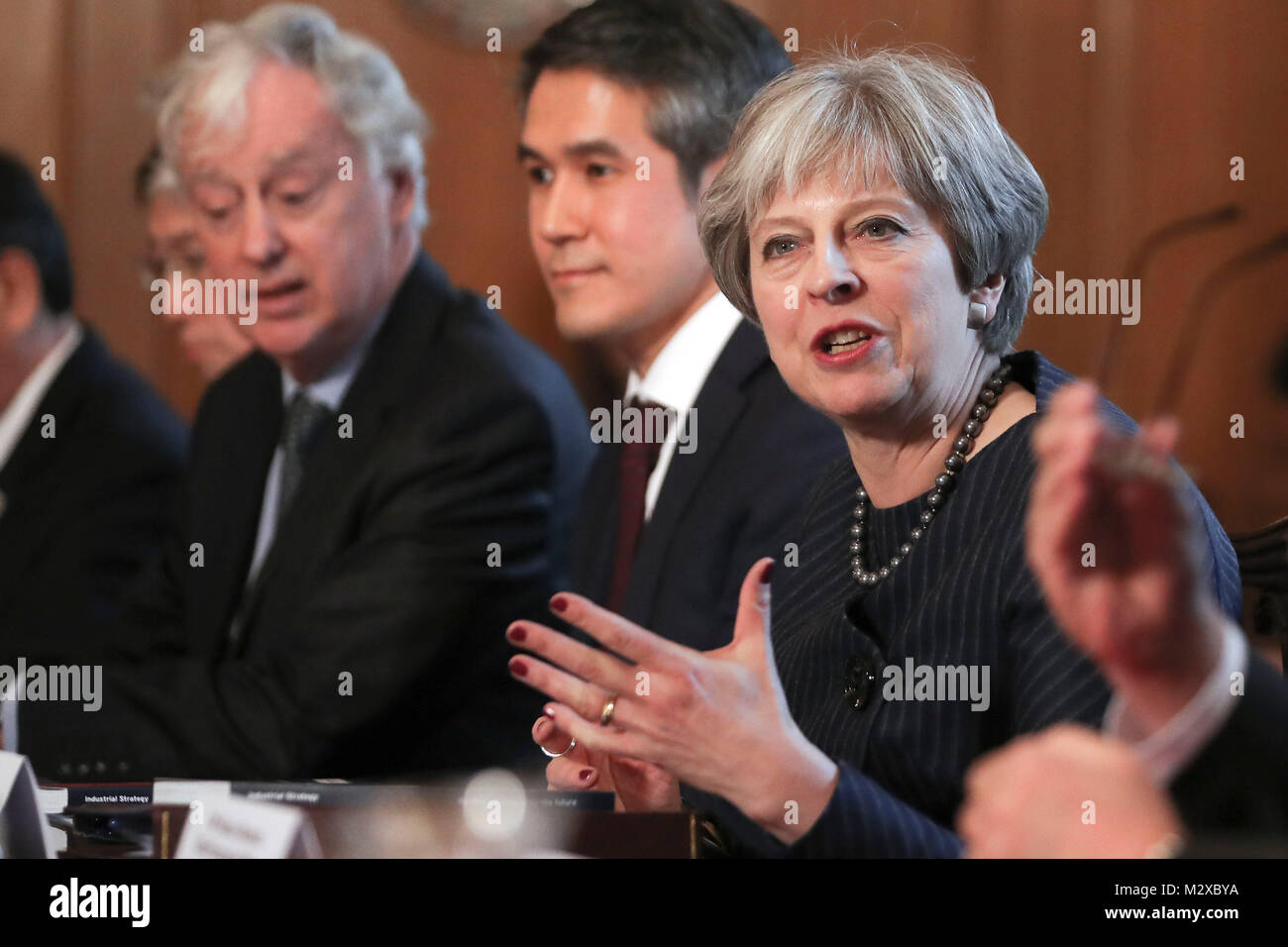Premierminister Theresa May spricht als sie bewirtet ein roundtable mit japanischen Investoren in Großbritannien bei 10 Downing Street in London unter Interessen, dass Investitionen in Milliardenhöhe sind in Gefahr, weil der Brexit. Stockfoto