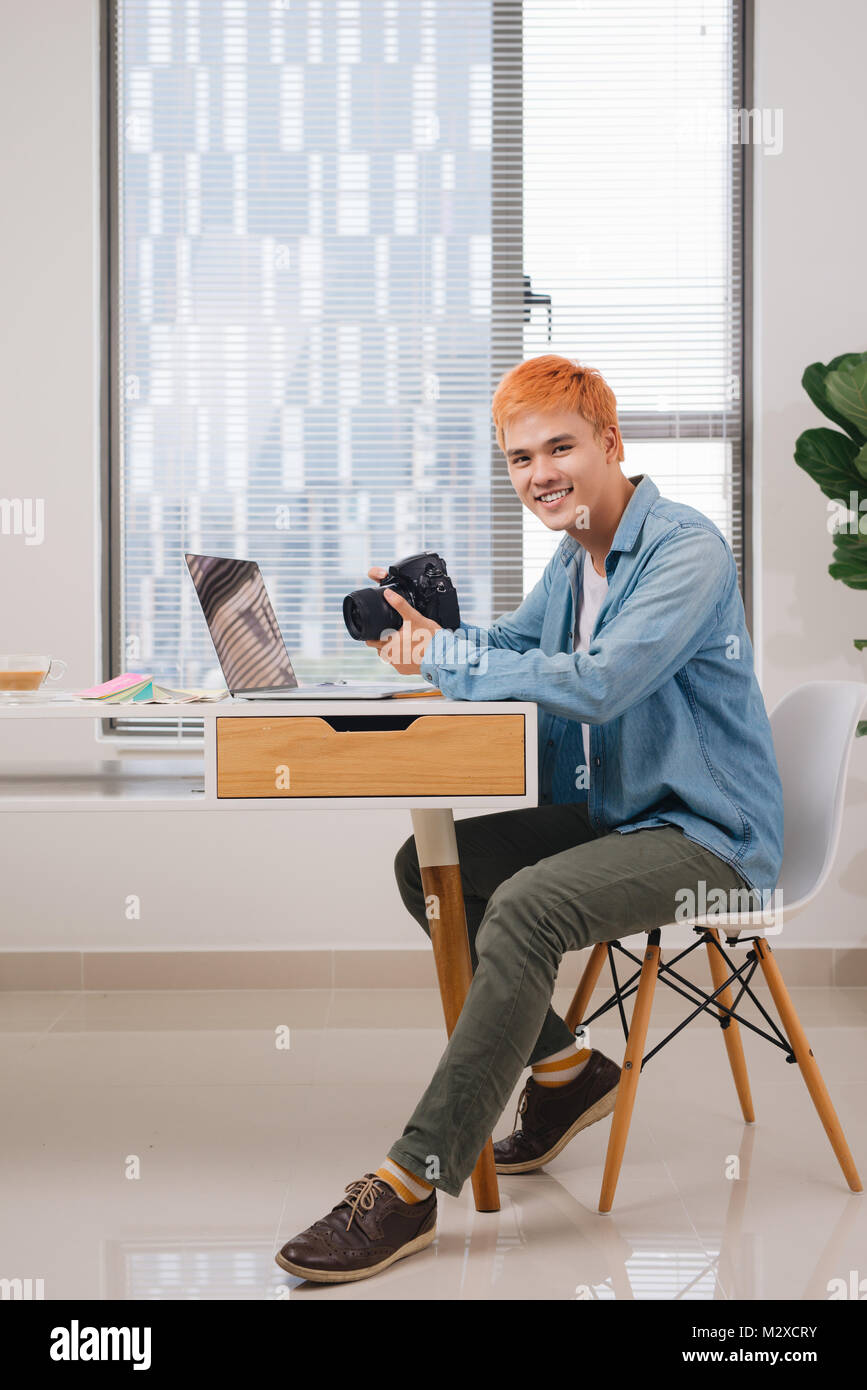 Fotograf am Schreibtisch arbeiten in modernen Büros Stockfoto