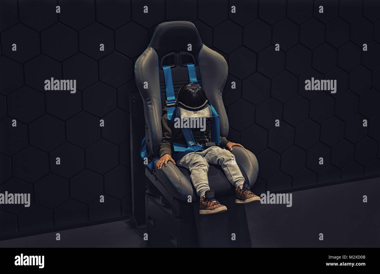 Müde Kind in der virtuellen Realität Gläser über Grau moderne Hintergrund - SPIEL ÜBER KONZEPT-negativen Ansatz Stockfoto