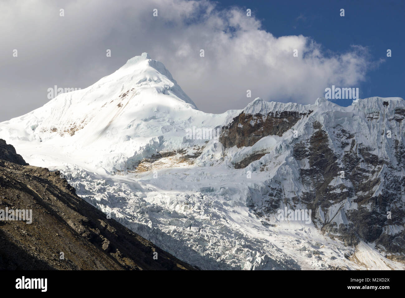 Der Nordosten Gesicht und Gipfel des Nevado Tocllaraju in der Cordillera Blanca in den Anden von Peru Stockfoto