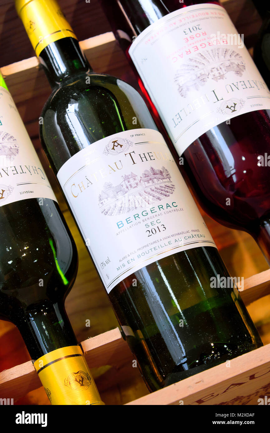 Wein in Holzkiste für Verkauf, Bergerac, Dordogne, Frankreich Stockfoto