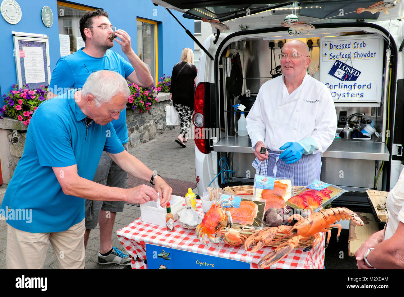Harry" Der Austernfischer Jordan verkaufen, Austern und anderen Meeresfrüchten aus dem Auto, Carlingford, County Louth, Irland Stockfoto