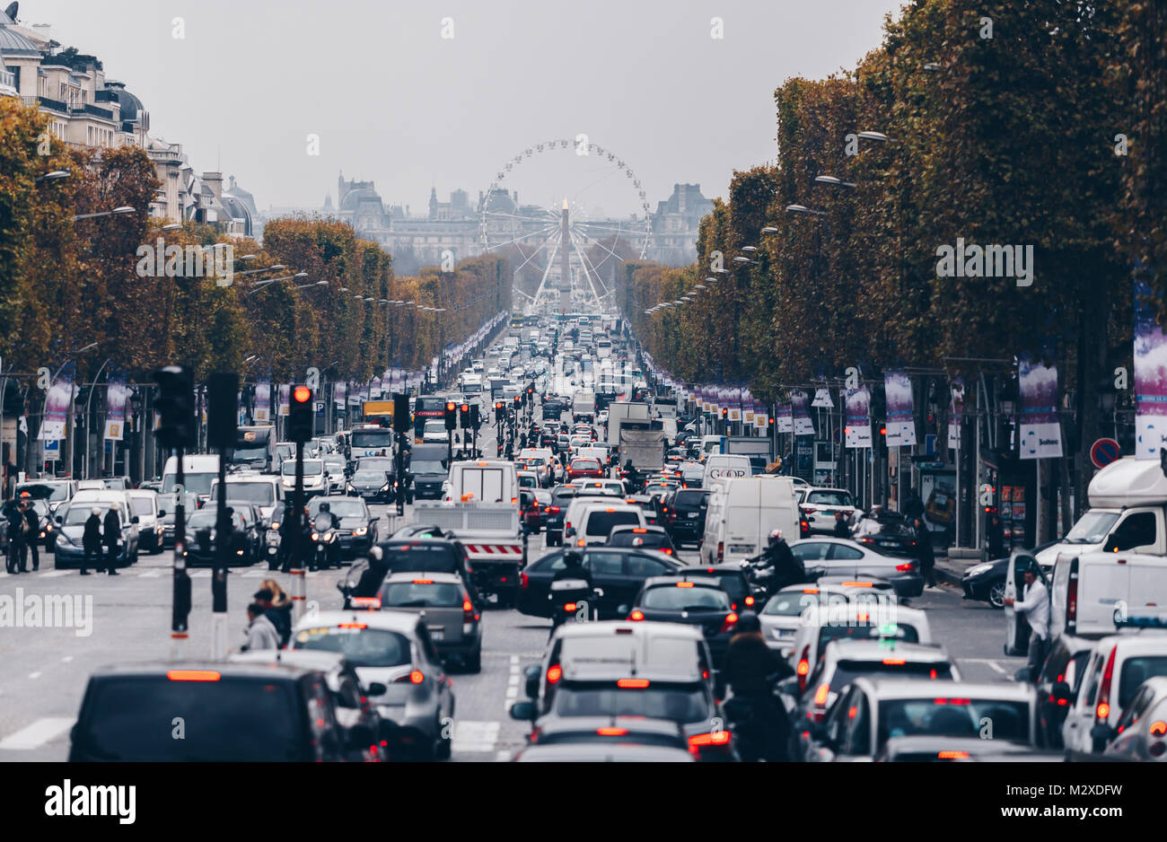 Paris, Frankreich, 27.November 2013: Blick von der Champs Elysees entfernt. Die Straße ist eine der teuersten Streifen in der Welt. Berühmte Sehenswürdigkeiten in der Eu Stockfoto