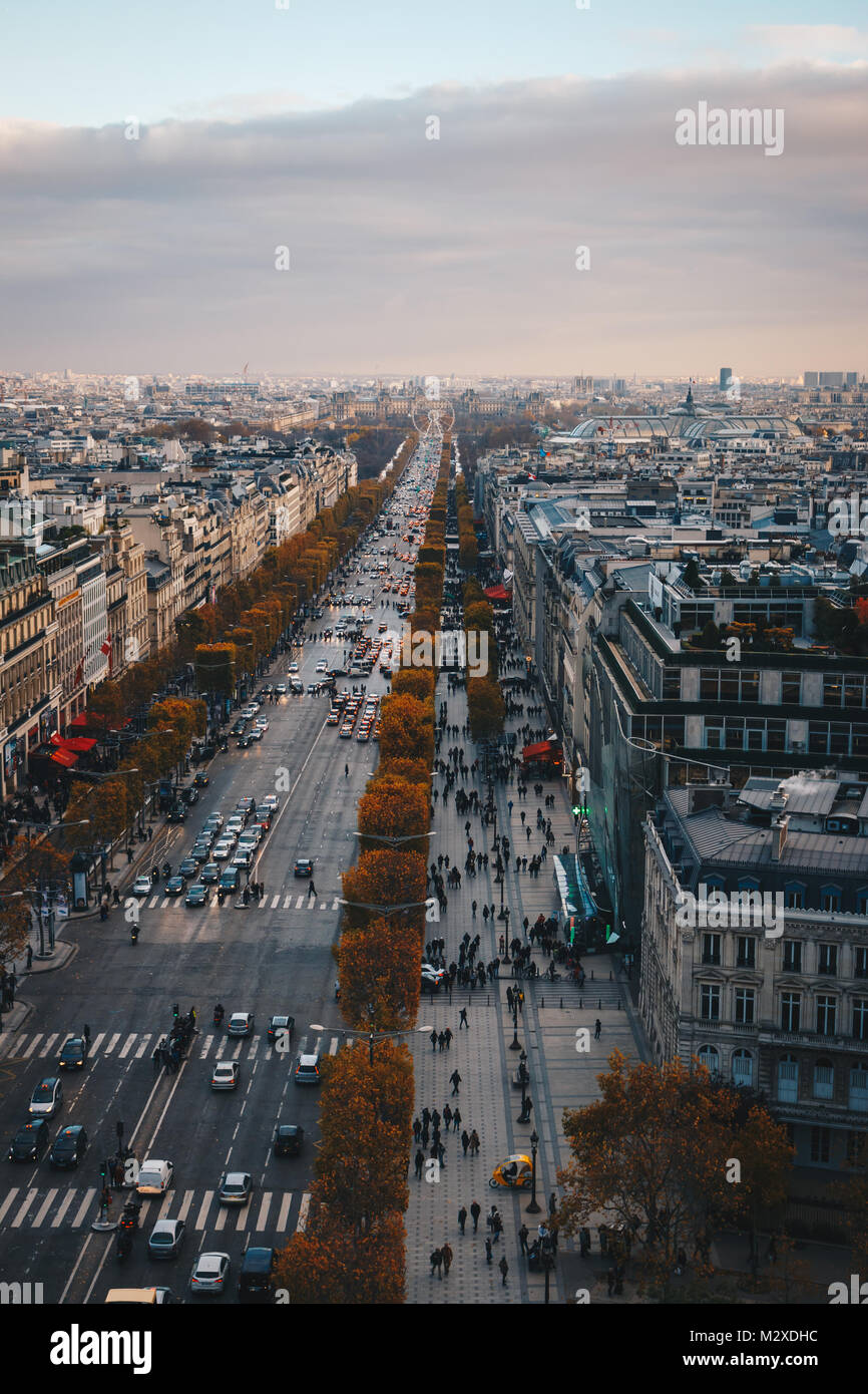 Blick auf den Champs Elysees entfernt. Die Straße ist eine der teuersten Streifen in der Welt. Berühmte Sehenswürdigkeiten in Europa. Europäische Stadt reisen con Stockfoto