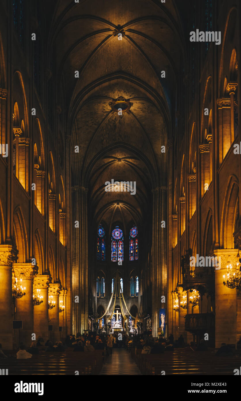 Paris, Frankreich, 29.November 2013: Innenansicht der Notre-Dame Kathedrale, eines der schönsten Beispiele der französischen gotischen Architektur in Paris. Der Bau begann Stockfoto