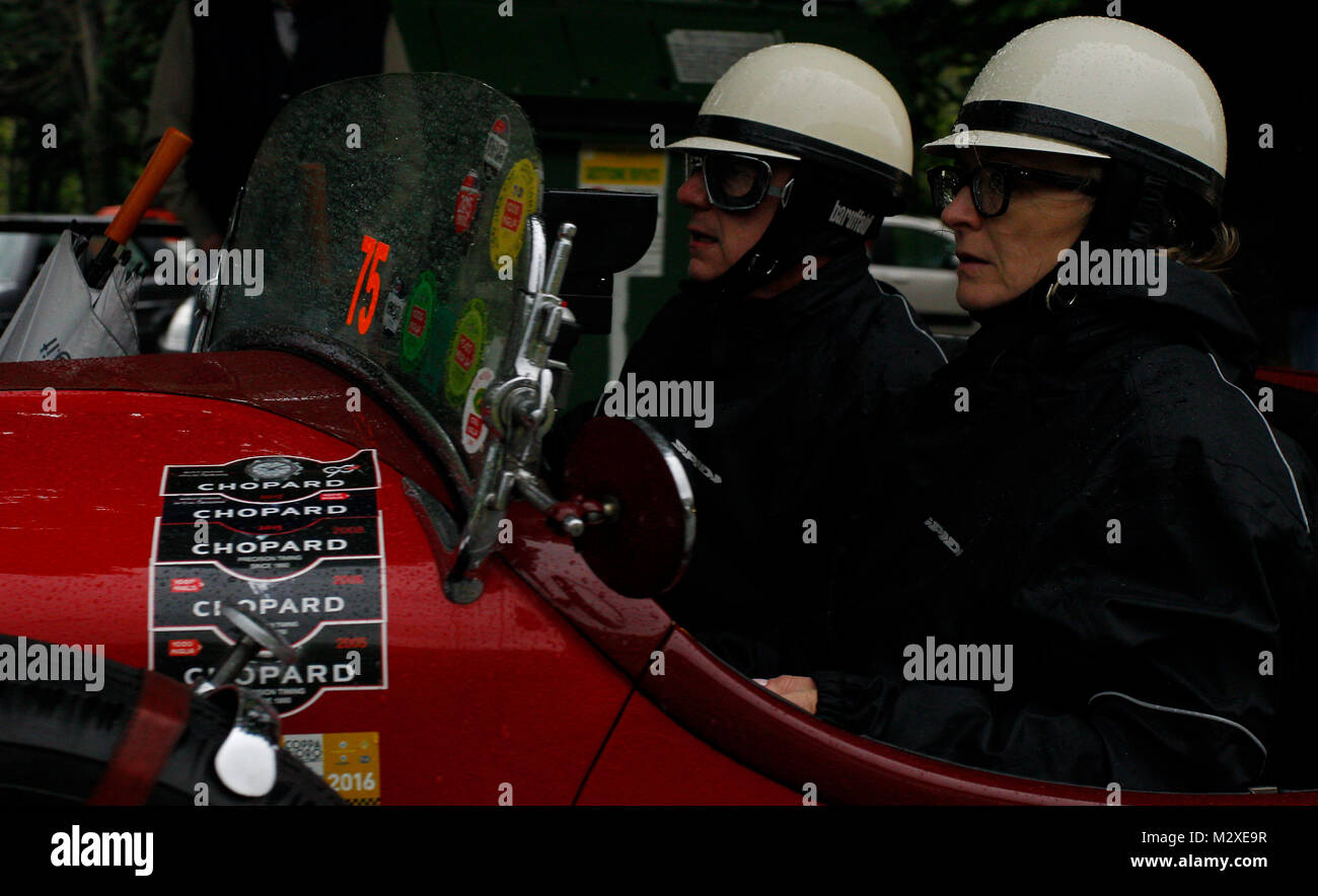 Pistoia, Italien, 20. Mai 2017 ​. Crew, bestehend aus Carsten Eckert (G) Pierre Antoine De Selancy (F) mit ihrem Modell Auto, Alfa Romeo 6C 1500 S 1928, mo Stockfoto