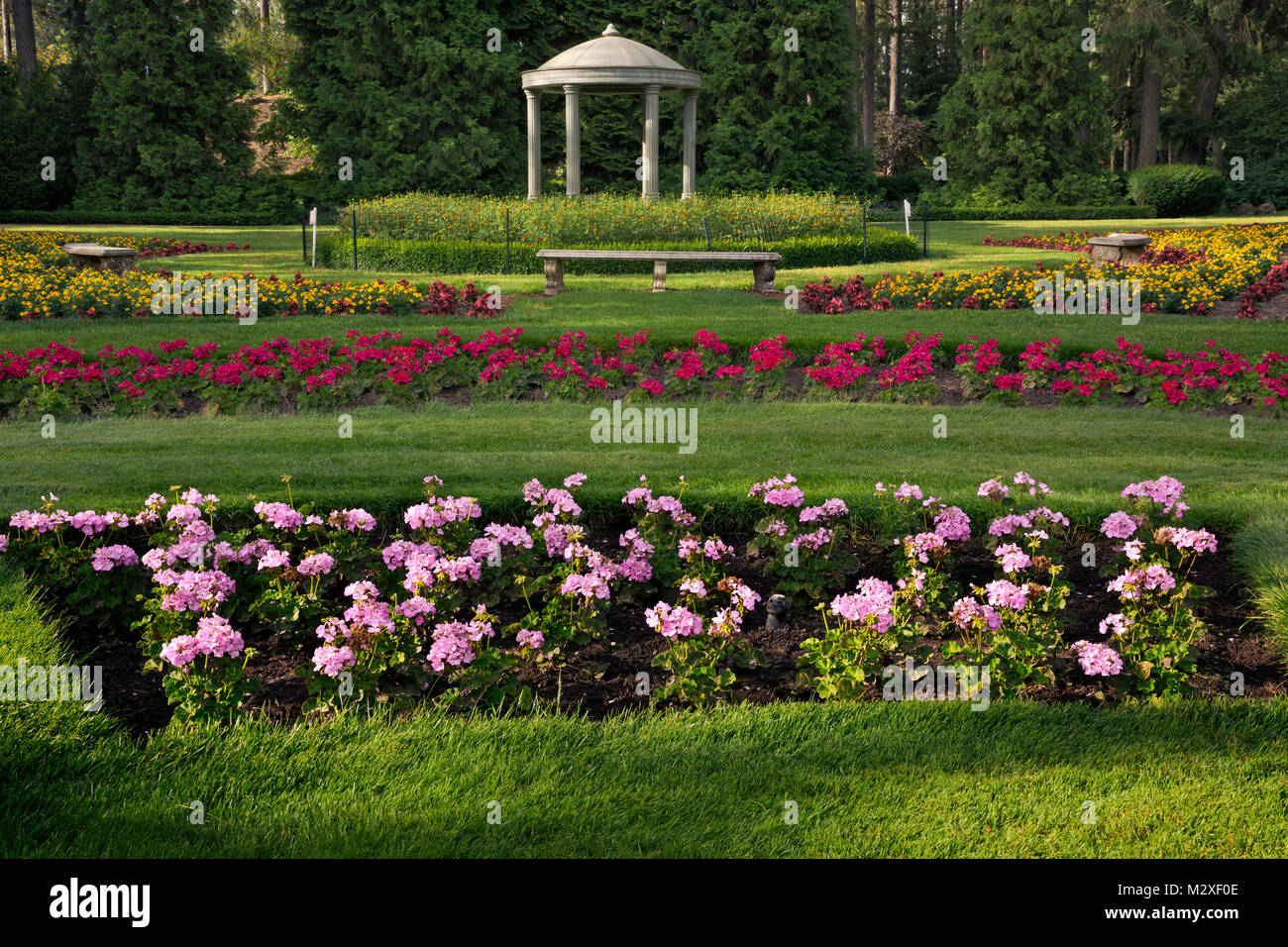 WA 13249-00 ... WASHINGTON - Betten von Geranien und Ringelblumen in Duncan Garten, eine versunkene Garten in Spokane von Manito Park. Stockfoto