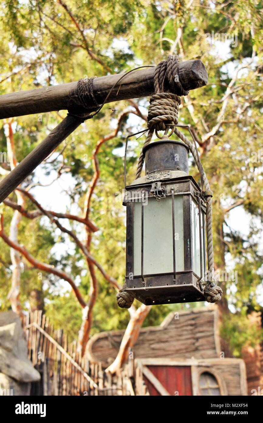 Alte antike Laterne hängend an einem Pfosten im Disneyland in Kalifornien  Stockfotografie - Alamy