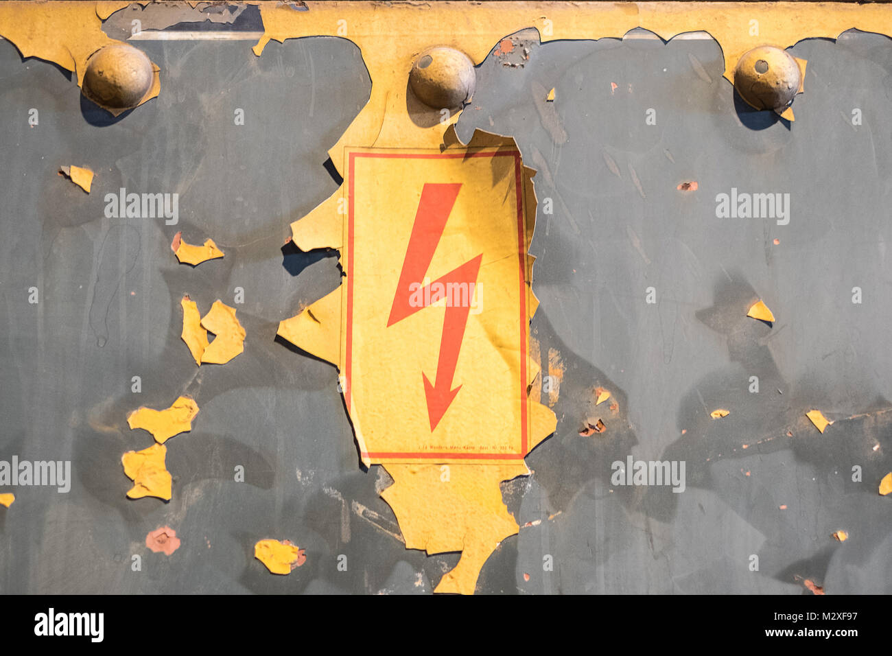 Flash Symbol, alte Warnschild, Eingekauft - Strom auf vintage Hintergrund Stockfoto