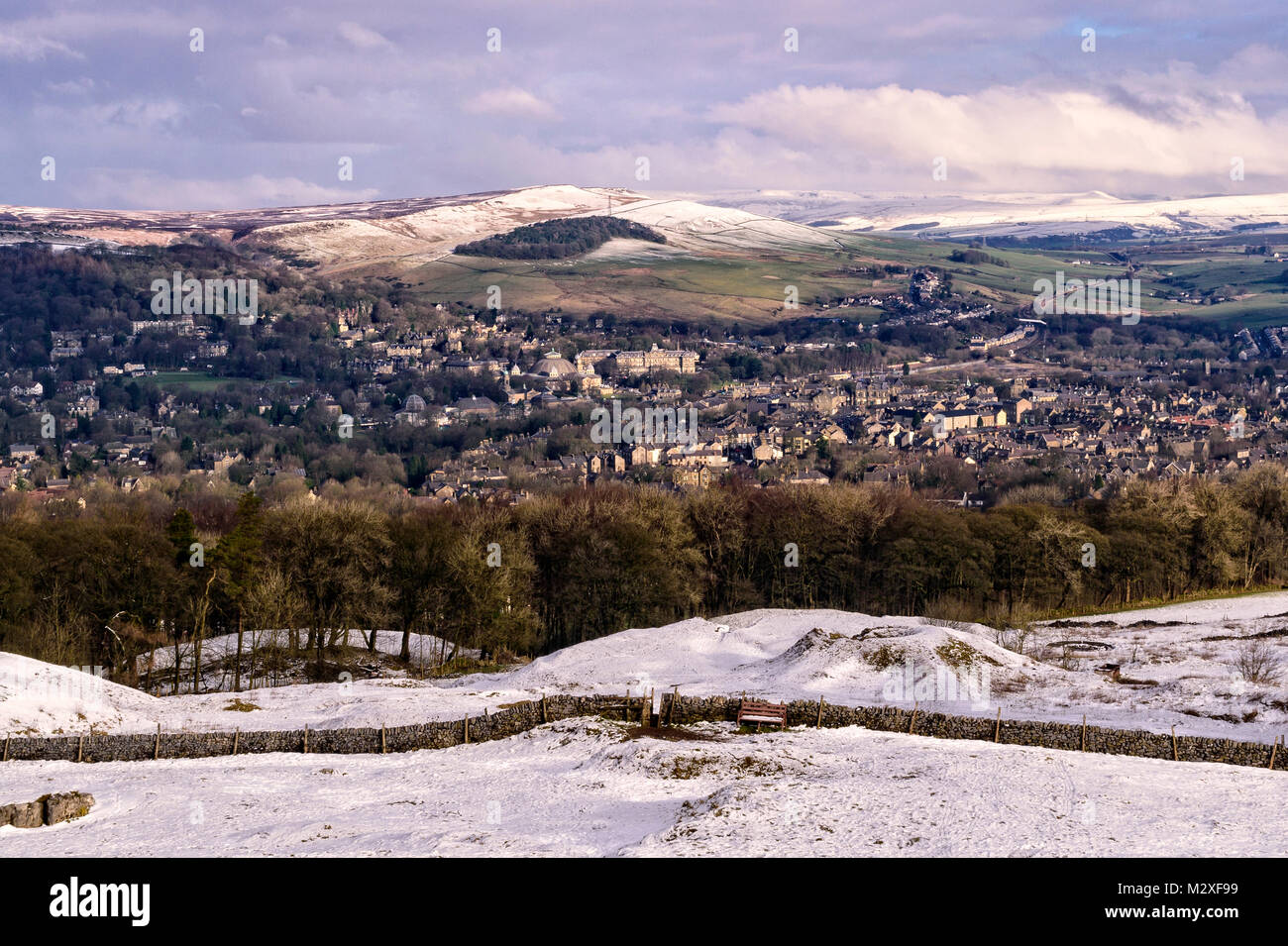 Die schöne Kurstadt Buxton eingebettet in den Schnee bedeckten Hügeln des Peak District Stockfoto