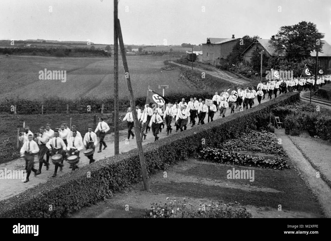 Hitler Jugend März durch ländliche Deutschland Mitte der 1930er Jahre. Stockfoto