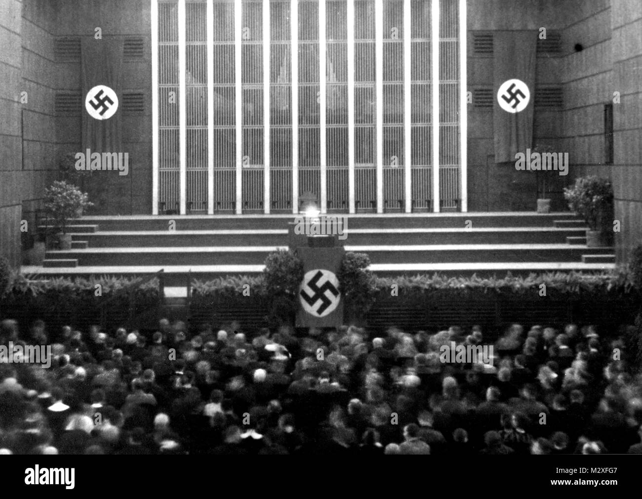 Leere Bühne und Podium bei einem Naziaufmarsch in Deutschland, Ca. 1935. Stockfoto