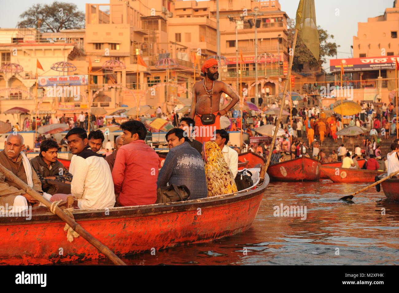 Besucher und Touristen auf die Boote auf dem Fluss Ganges in Varanasi Stockfoto