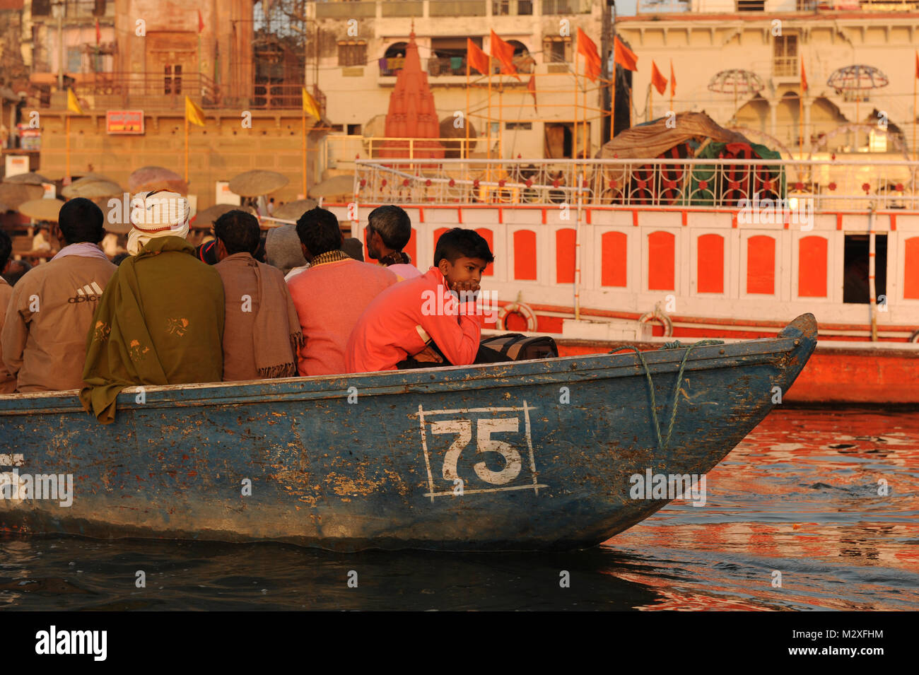 Besucher und Touristen auf die Boote auf dem Fluss Ganges in Varanasi in Indien Stockfoto Besucher und Touristen auf die Boote auf dem Fluss Ganges in Varanasi in Indien Stockfoto