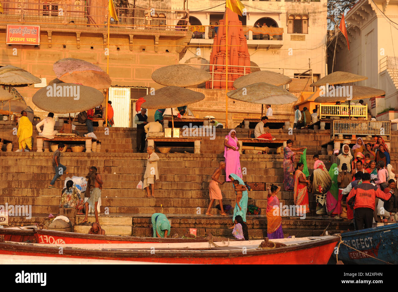 Anhänger am Ufer des Flusses Ganges ein heiliges Bad in Varanasi, Indien Stockfoto