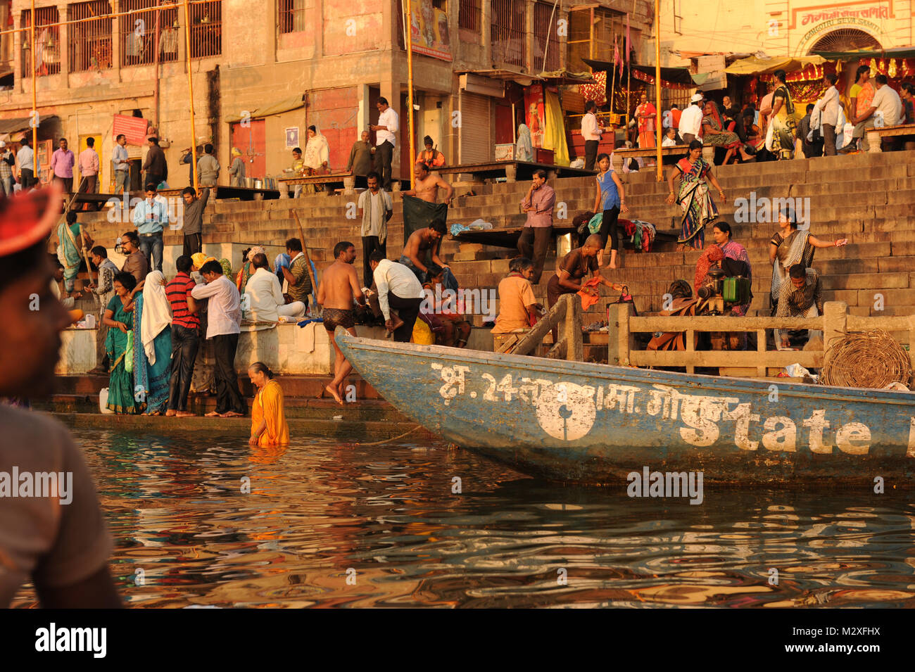 Anhänger am Ufer des Flusses Ganges ein heiliges Bad in Varanasi, Indien Stockfoto Anhänger am Ufer des Flusses Ganges ein heiliges Bad in Varanasi, Indien Stockfoto