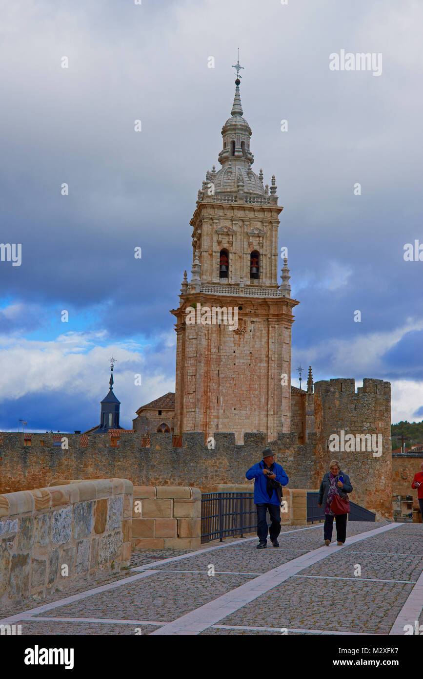 Glockenturm der Kathedrale und die Stadtmauern, Burgo de Osma-Ciudad de Osma, Soria Provinz Kastilien-Leon, Spanien. Stockfoto