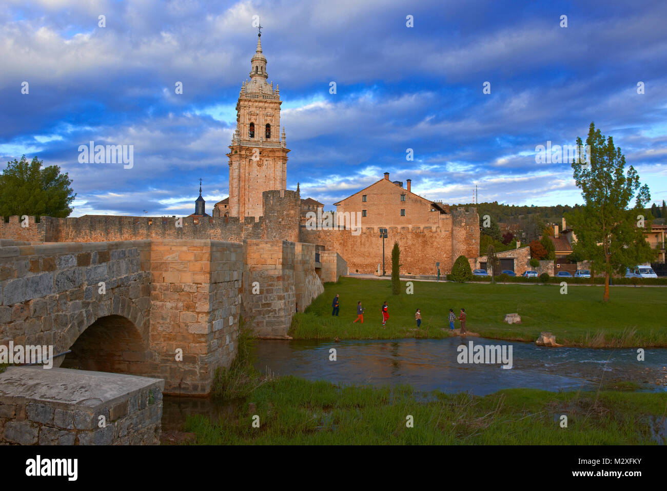 Glockenturm der Kathedrale und die Stadtmauern, Burgo de Osma-Ciudad de Osma, Soria Provinz Kastilien-Leon, Spanien. Stockfoto