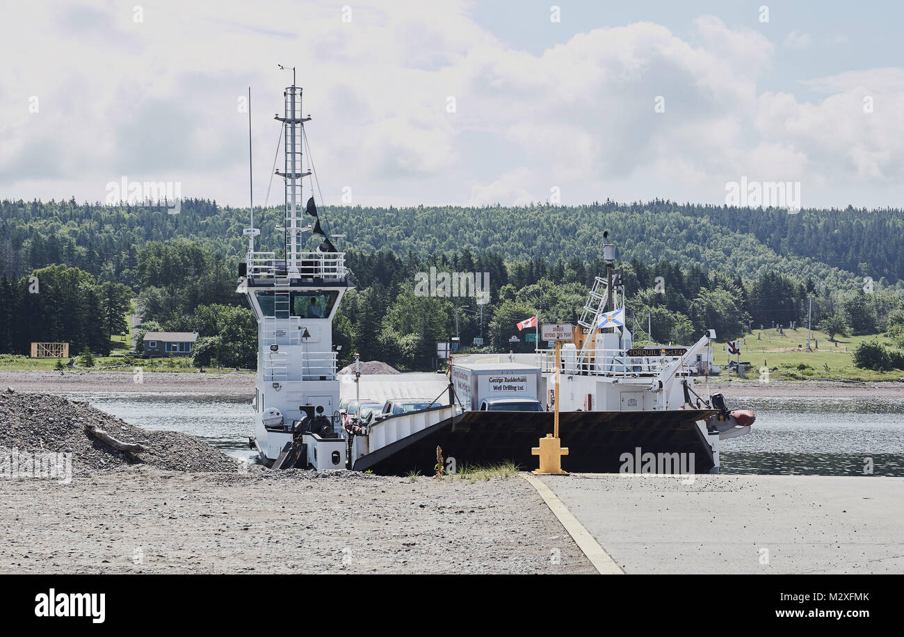 Englishtown Fähre, Englishtown, Nova Scotia, Kanada. Mit der Seilfähre, die Durchführung von Nova Scotia Route 312 gegenüber der Mündung des St Ann's Bay. Stockfoto