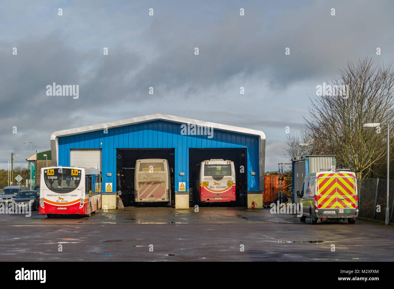 Bus Eireann (Irish National Bus Company) Skibbereen Maintenance Facility, Skibbereen, County Cork, Irland mit kopieren. Stockfoto