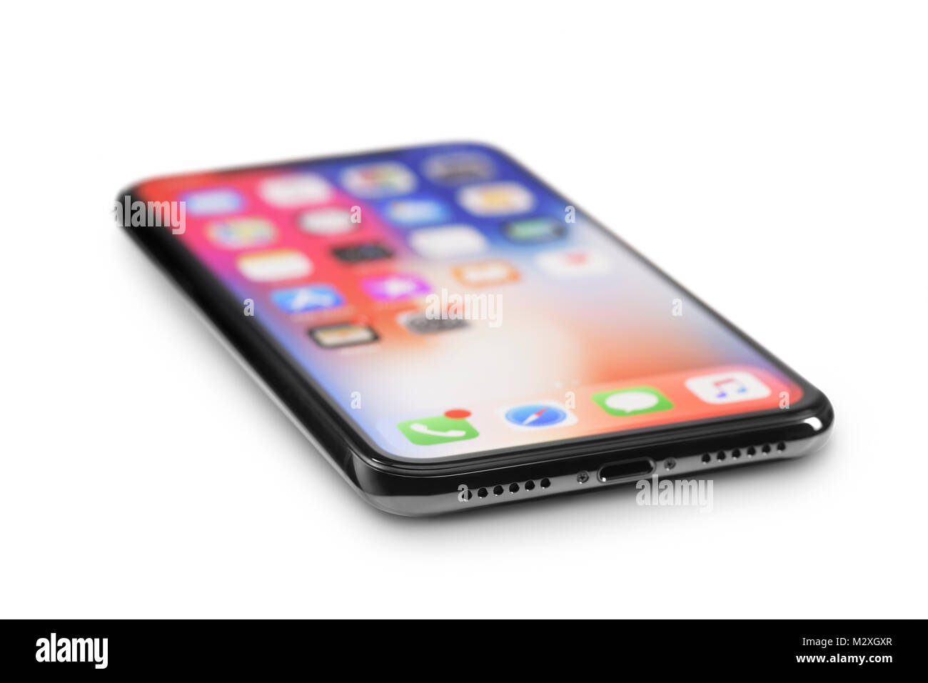 Apple iPhone X, großen Bildschirm smartphone, Produkt noch leben, horizontal in einem Winkel auf weißem studio Hintergrund isoliert liegen. Stockfoto