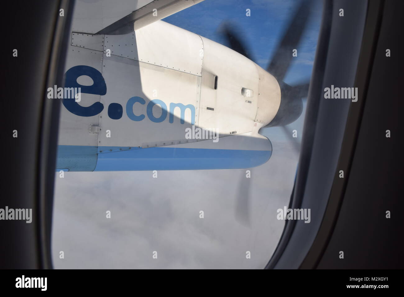 Blick AUS DEM FLUGZEUG FENSTER AUF EINEM FLYBE FLUG Stockfoto